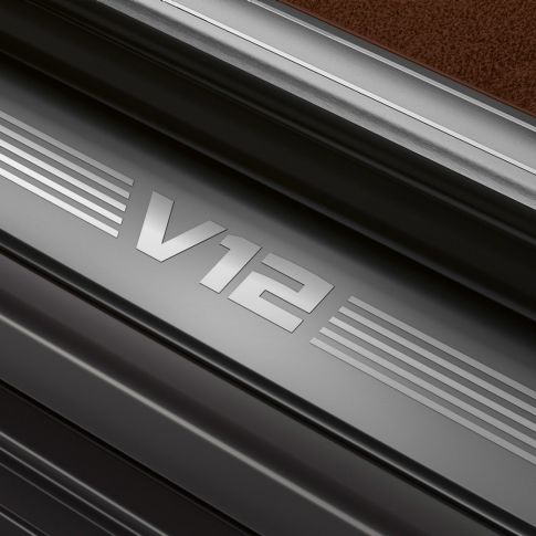 BMW V12 engine BMW M760Li xDrive: close-up of the V12 engine