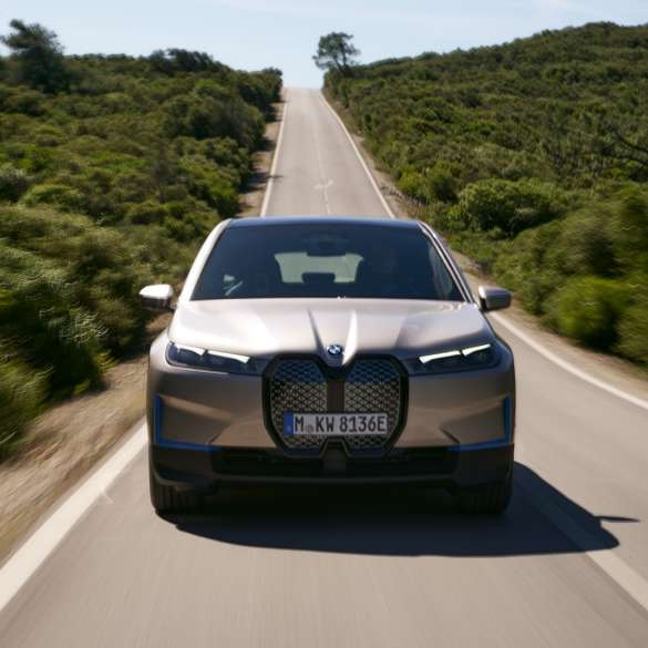 BMW iX front view on the road BMW iX Cashmere Silver i20 front view on the road