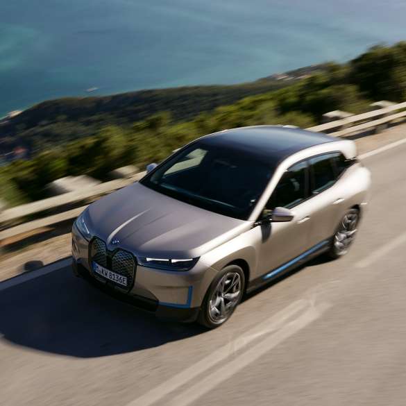 BMW iX bird’s-eye view on the road BMW iX Cashmere Silver i20 bird’s-eye view on the road