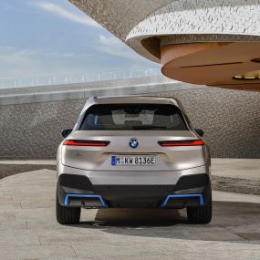 BMW iX rear view standing+P22 BMW iX Cashmere Silver i20 rear view standing