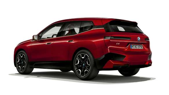BMW iX three-quarter rear view BMW iX Aventurin Red i20 three-quarter rear view