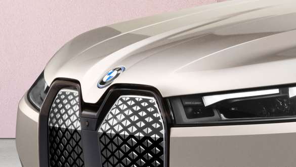 BMW iX BMW logo BMW iX i20 BMW logo bonnet close-up