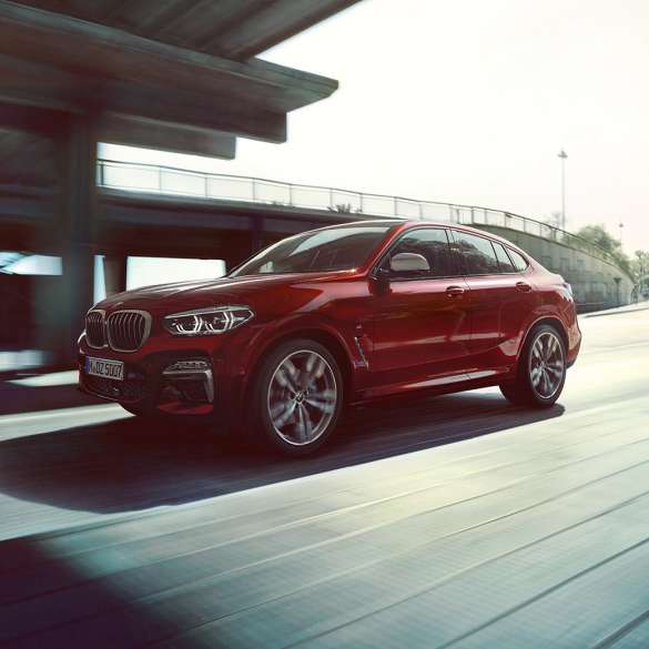 Dynamic front BMW X4 BMW X4 M40i G02 2018 Flamenco Red brilliant effect three-quarter front view