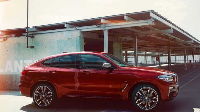 Sporty silhouette BMW X4 Sporty silhouette BMW X4 M40i G02 2018 Flamenco Red brilliant effect side view