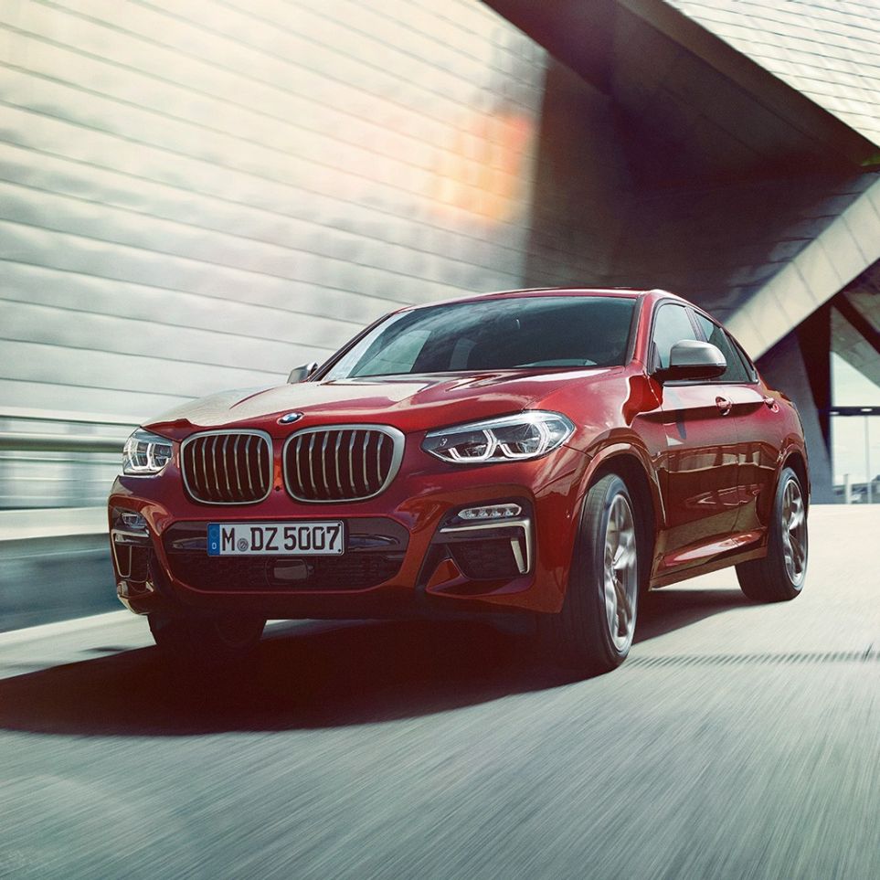 Three-quarter front view BMW X4 BMW X4 M40i G02 2018 Flamenco Red brilliant effect three-quarter front view