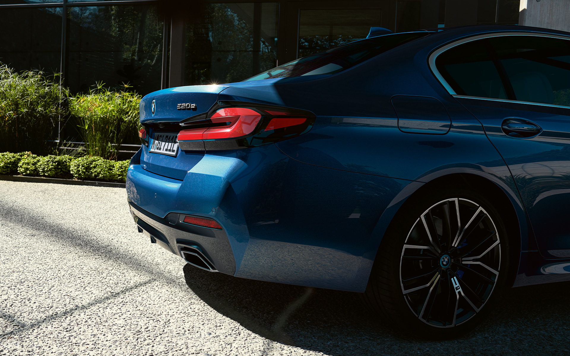 Free-form exhaust pipes BMW 5 Series Sedan G30 Facelift 2020 Phytonic Blue close-up rear