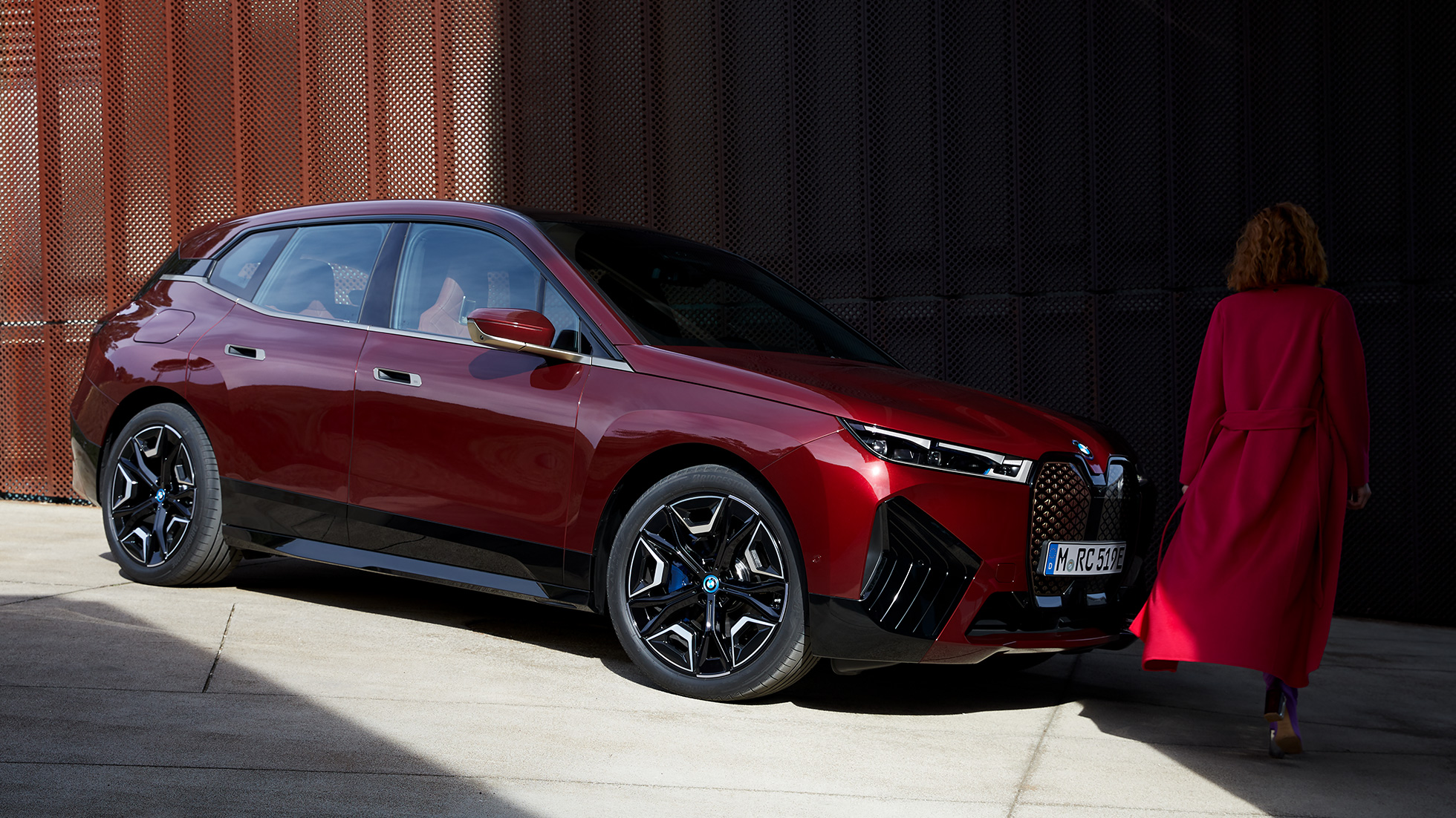 BMW iX Aventurin Red i20 three-quarter side view exterior BMW iX three-quarter side exterior