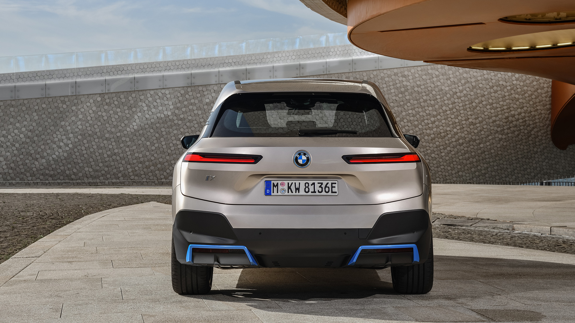 BMW iX rear view standing+P22 BMW iX Cashmere Silver i20 rear view standing
