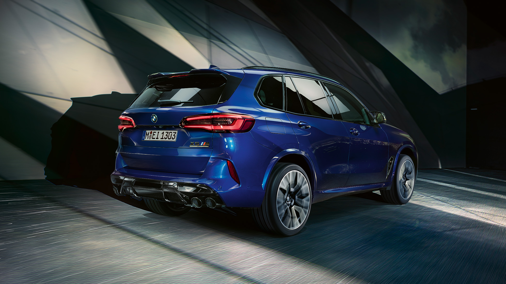 BMW X5 M Competition with M xDrive BMW X5 M Competition with M xDrive F95 2020 Marina Bay Blue metallic three-quarter rear view