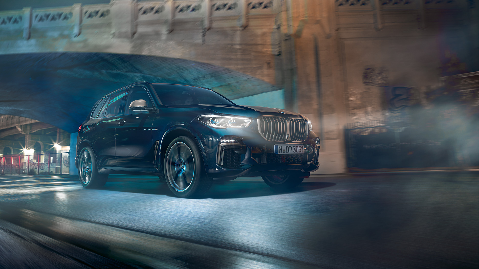 BMW X5 M50i with M TwinPower Turbo 8-cylinder petrol engine BMW X5 M50i with M TwinPower Turbo 8-cylinder petrol engine G05 Carbon black metallic three-quarter side view