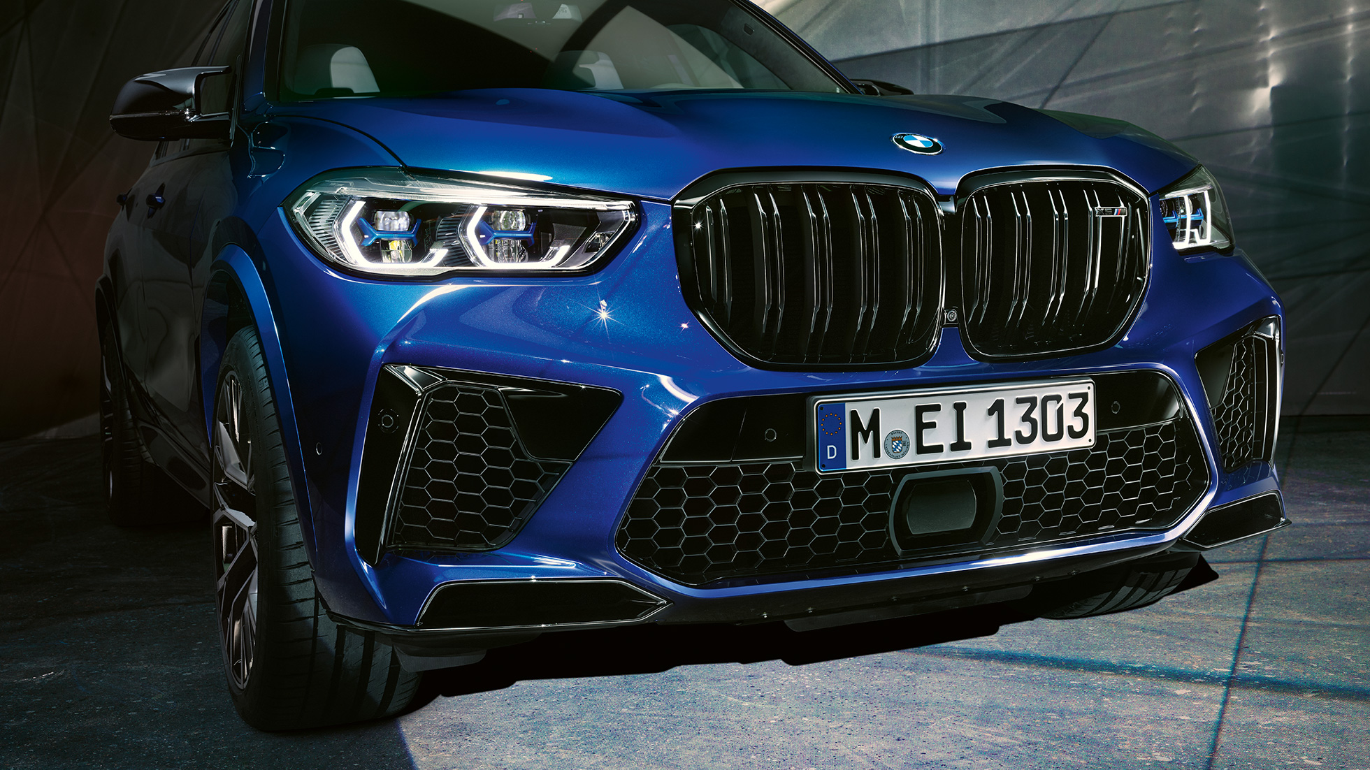 M double kidney grille BMW X5 M Competition M double kidney grille BMW X5 M Competition F95 Marina Bay Blue metallic close-up front