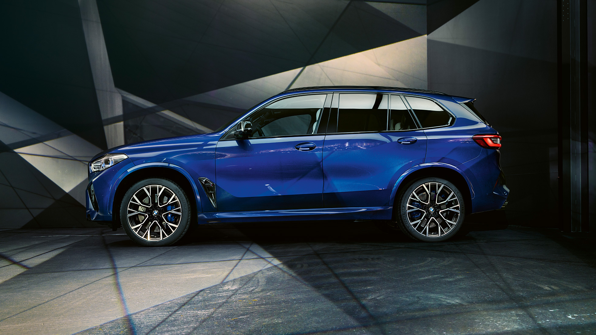 BMW X5 M Competition side view BMW X5 M Competition with M light alloy wheels F95 Marina Bay Blue metallic side view