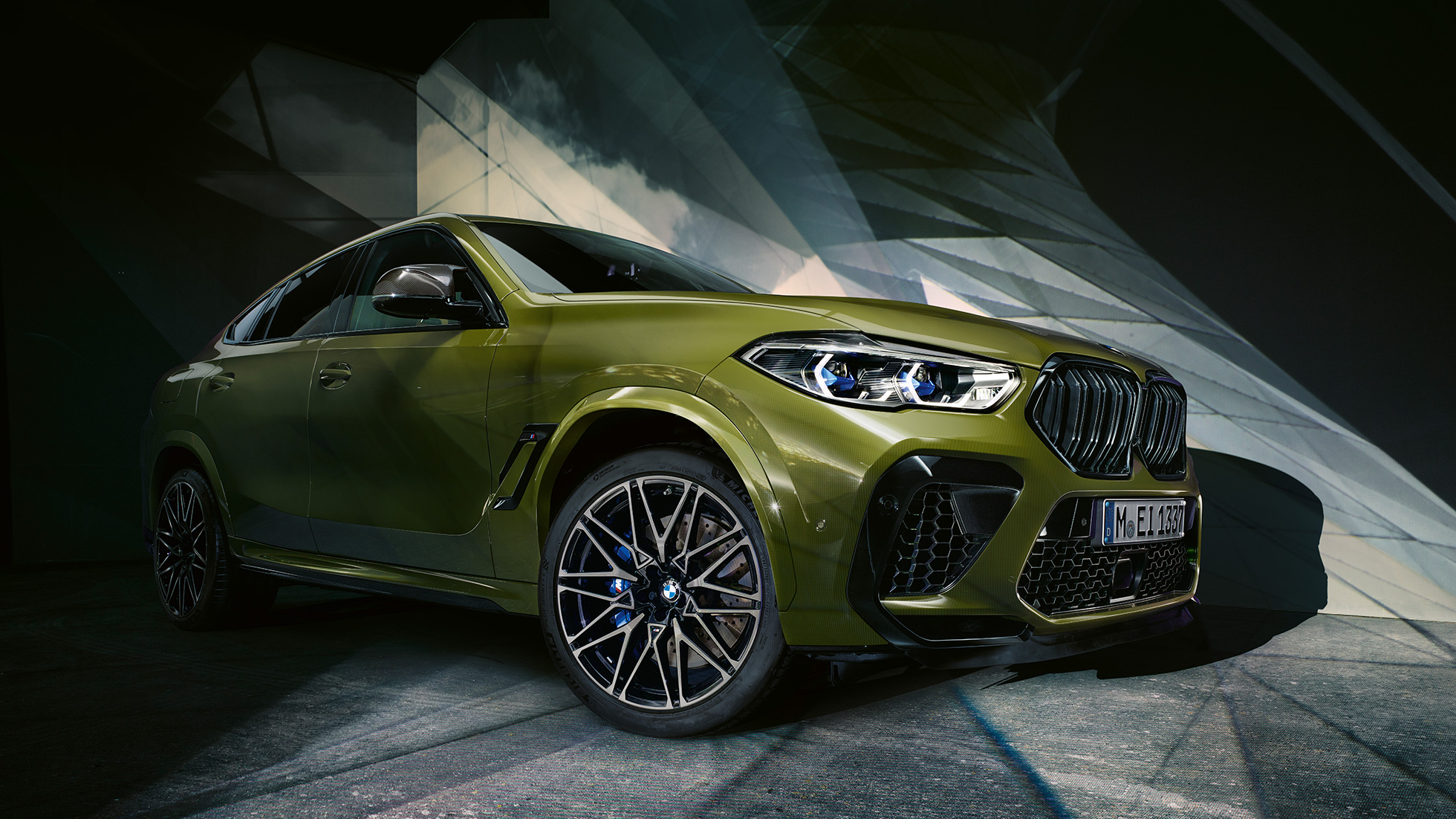 Exterieur-Design BMW X6 M Competition Exterior design BMW X6 M Competition F96 2020 BMW Individual Special Paint Urban Green SUV three-quarter front view