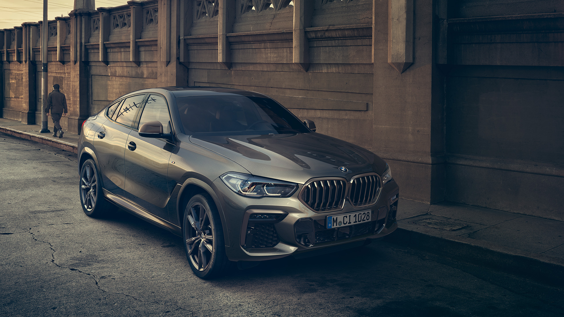 BMW X6 M50i with M TwinPower Turbo 8-cylinder petrol engine BMW X6 M50i with M TwinPower Turbo 8-cylinder petrol engine G06 Manhattan metallic three-quarter side view