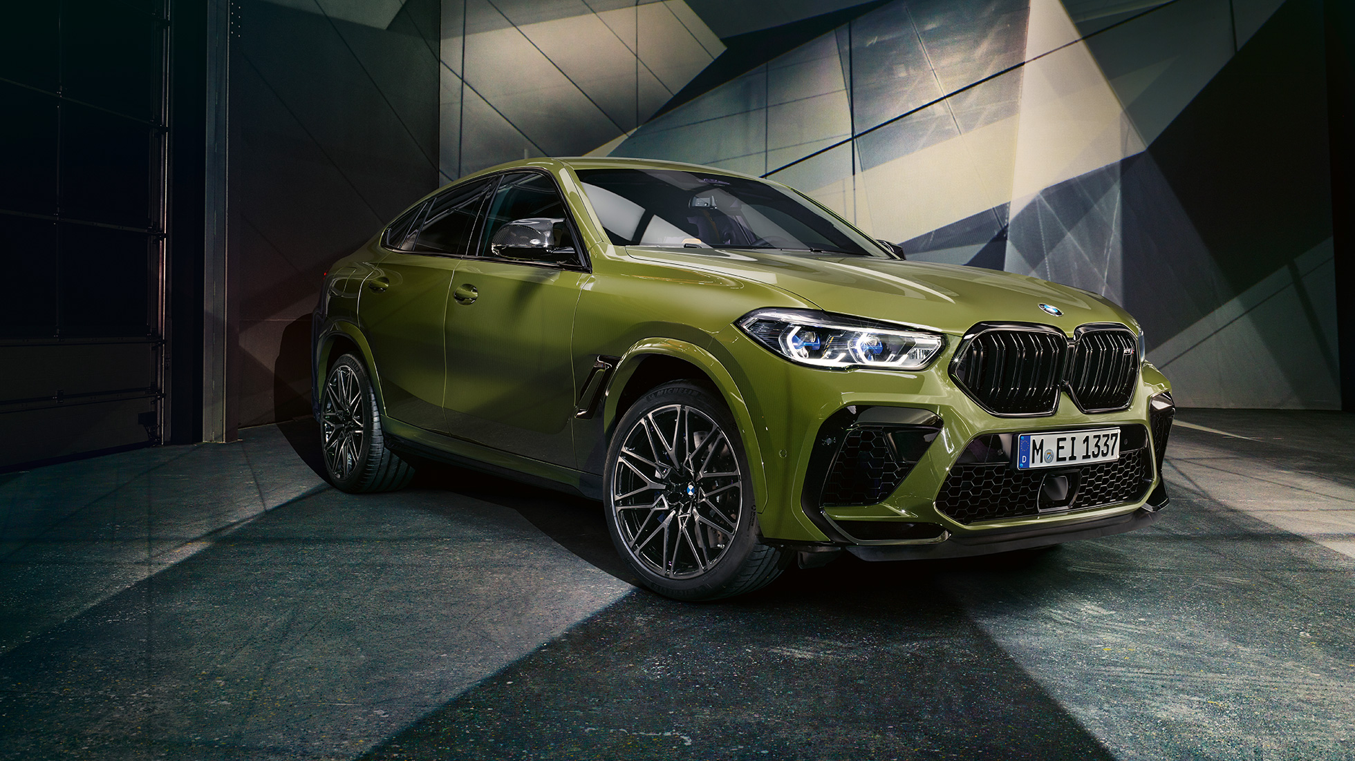 M double kidney grille BMW X6 M Competition M double kidney grille BMW X6 M Competition F96 BMW Individual Special Paint Urban Green SUV three-quarter front view