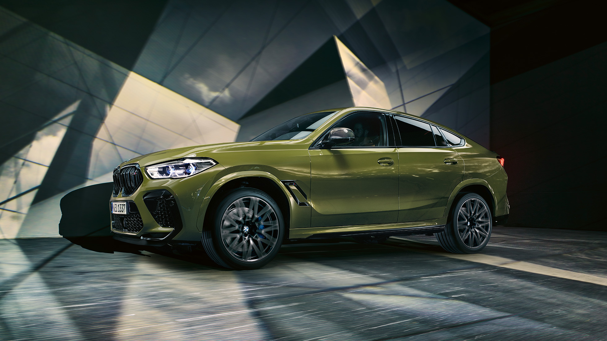 BMW X6 M Competition side view BMW X6 M Competition with M light alloy wheels F96 BMW Individual Special Paint Urban Green side view