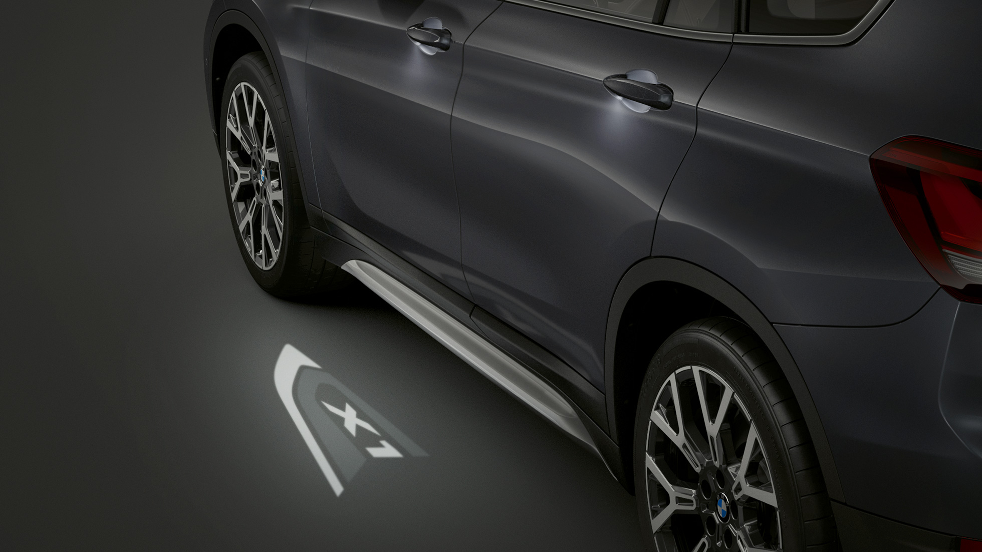 BMW X1, LED-Projection “X1”. BMW X1, side view with focus on LED-Projection “X1” – only with Lights Package option SA563.