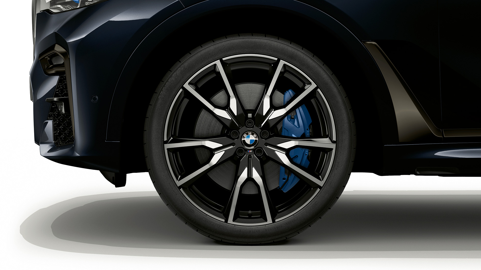 BMW X7, M Sport Package light alloy wheel Close-up of the light alloy wheel of the BMW X7 with M Sport Package features