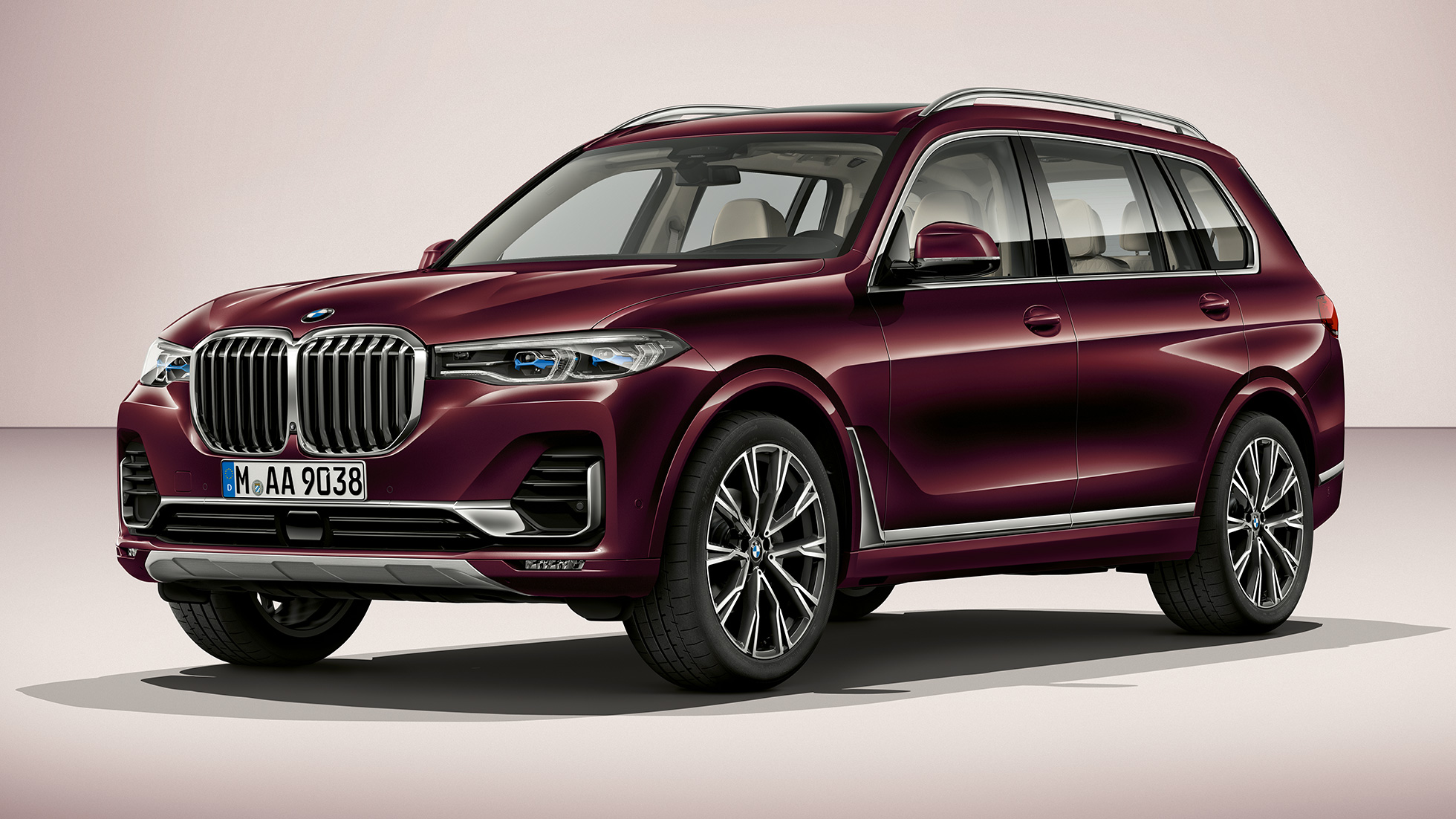 BMW X7 BMW Individual X7 40i xDrive Studio shot of the BMW X7 three-quarter front view as BMW Individual X7 40i xDrive