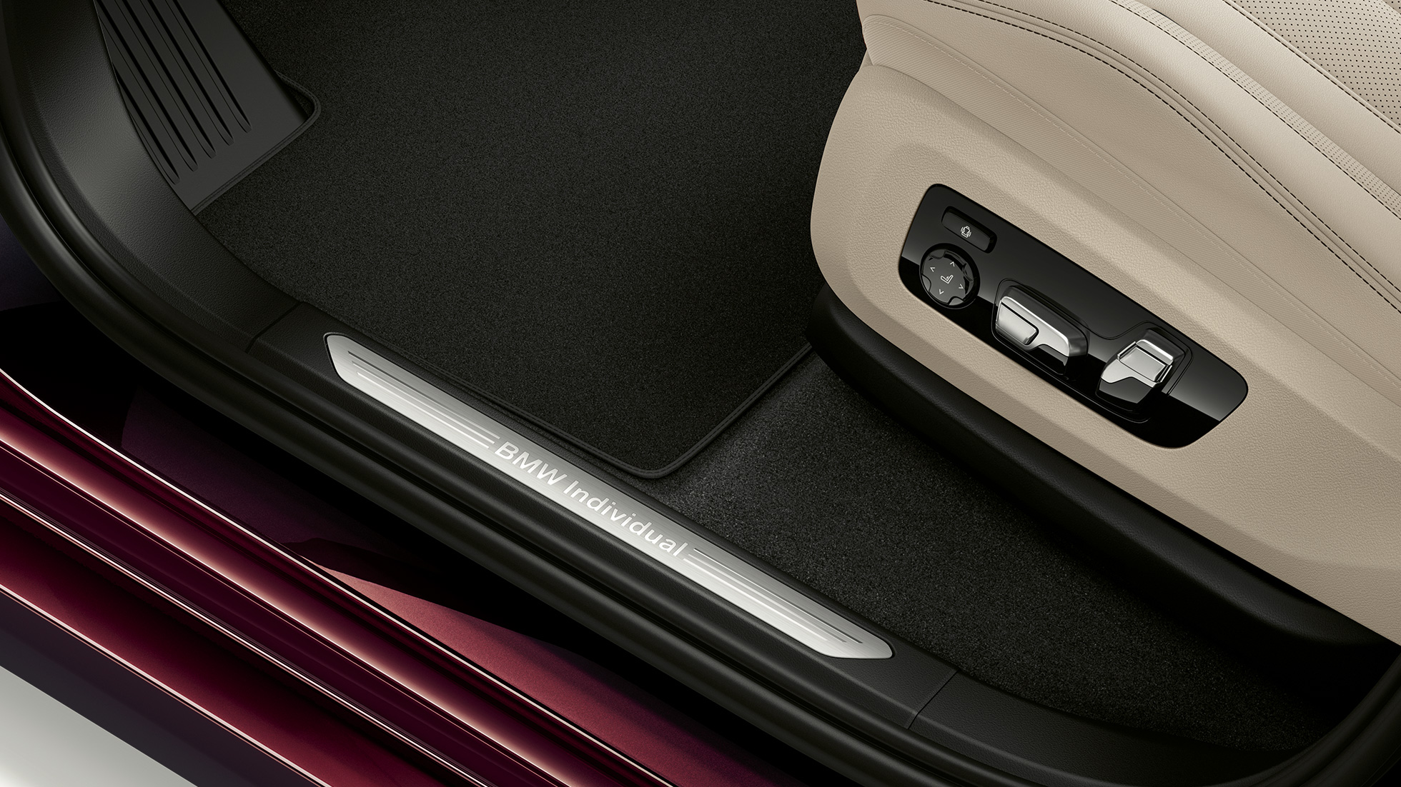 BMW X7, BMW Individual X7 40i xDrive door sill Close-up of the door sill of the BMW X7 with BMW Individual X7 40i xDrive features