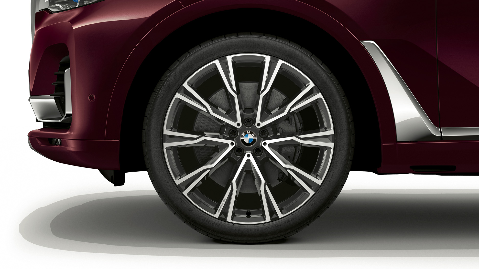 BMW X7, BMW Individual X7 40i xDrive light alloy wheel Close-up of the light alloy wheel of the BMW X7 with BMW Individual X7 40i xDrive features