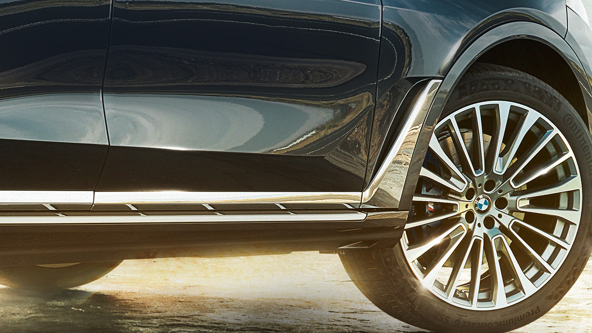 Air Breather of the BMW X7 Captivating view from every angle: Unprecedented 22” light alloy wheels back up the presence, especially from the side view, thus complementing the striking appearance. Whether in the city or away from the asphalt – the BMW X7 embodies pure authority on all its routes.
