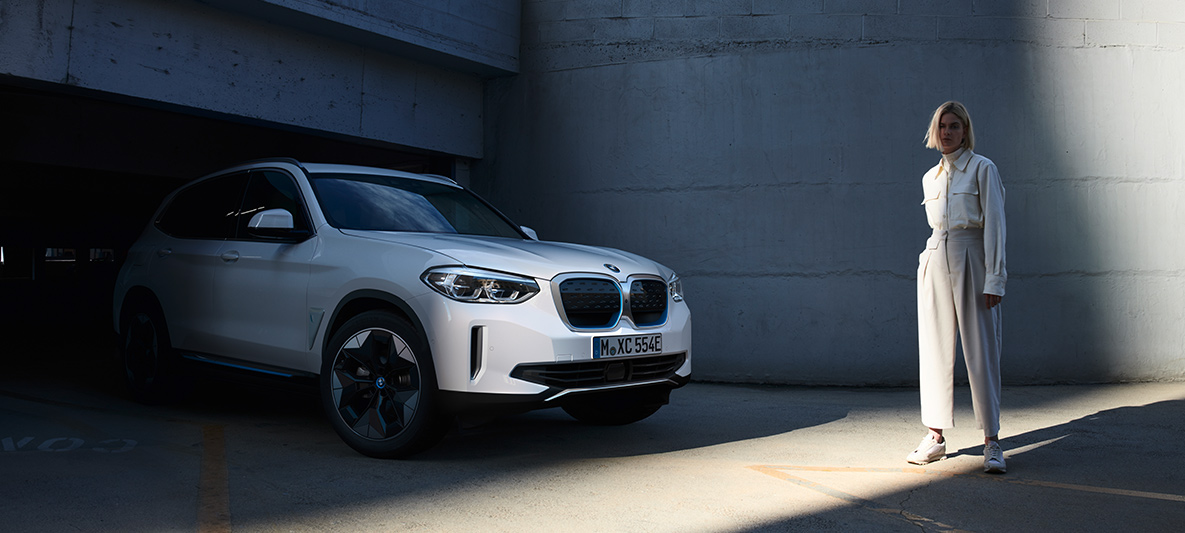 Woman in front of BMW iX3 BMW EfficientDynamics Woman in front of BMW iX3