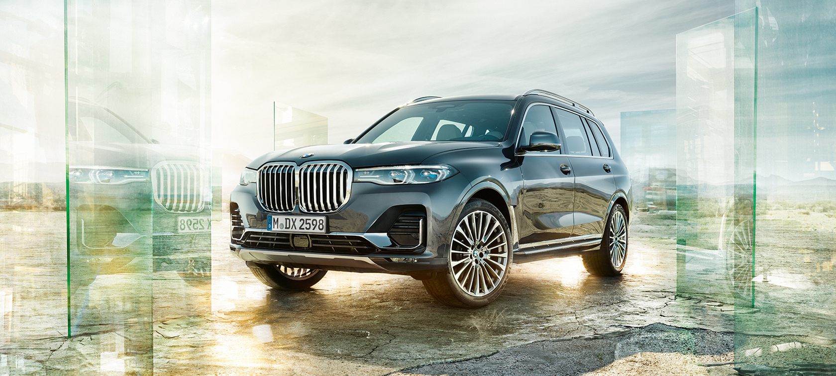 BMW X7, three-quarter front view BMW X7 in the three-quarter front view in front of the desert background
