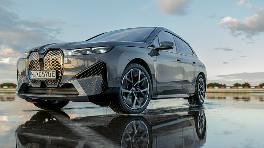 BMW wheels, Three-quarter front view of the BMW iX (i20) on wet street BMW wheels, Three-quarter front view of the BMW iX (i20) on wet street
