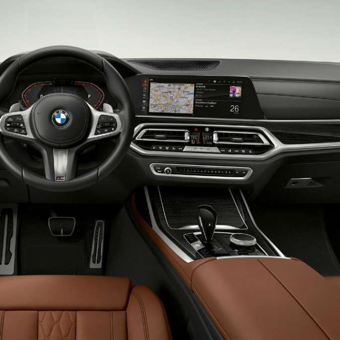 BMW X7, M Sport Package cockpit Frontal close-up of the driver's cockpit of the BMW X7 with M Sport Package features