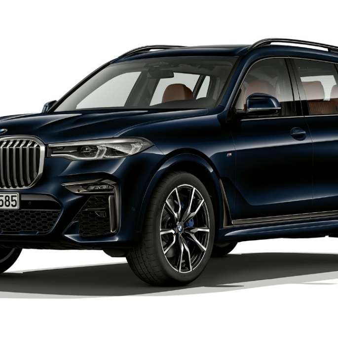 BMW X7 M Sport Package Studio shot of the BMW X7 three-quarter front view in M Sport Package