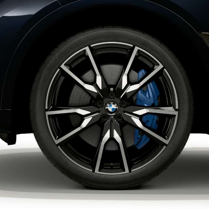 BMW X7, M Sport Package light alloy wheel Close-up of the light alloy wheel of the BMW X7 with M Sport Package features