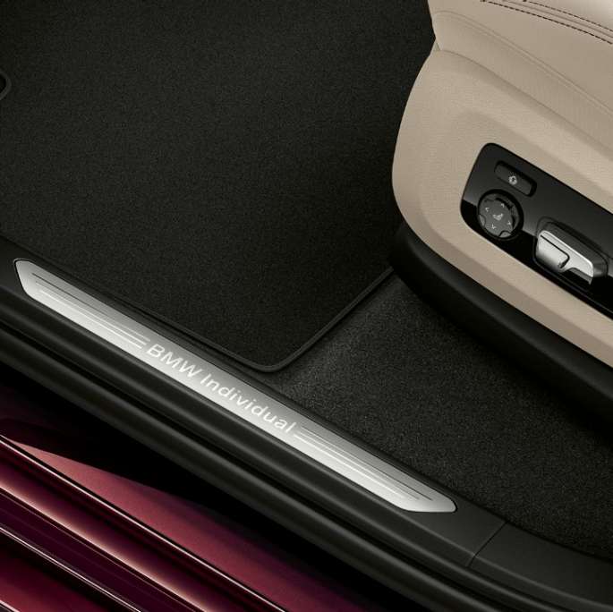 BMW X7, BMW Individual X7 40i xDrive door sill Close-up of the door sill of the BMW X7 with BMW Individual X7 40i xDrive features