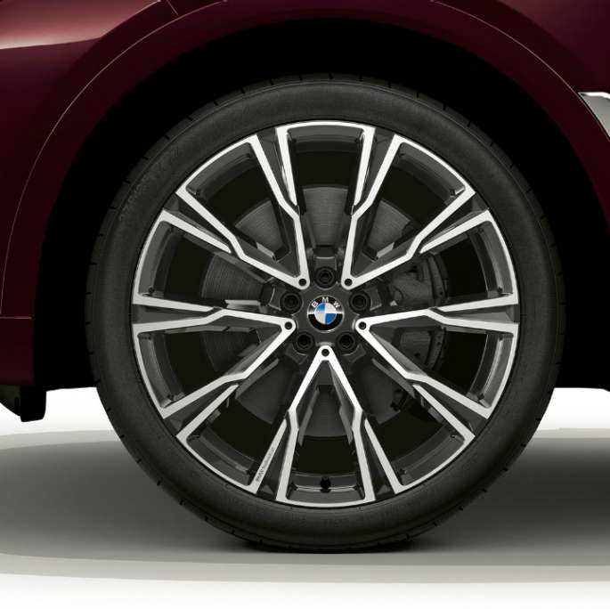 BMW X7, BMW Individual X7 40i xDrive light alloy wheel Close-up of the light alloy wheel of the BMW X7 with BMW Individual X7 40i xDrive features